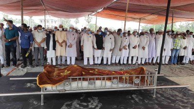 পারিবারিক কবর স্থানে চির নিদ্রায় শায়িত হলেন উপজেলা চেয়ারম্যান মাহফুজুর রহমান পারিবারিক কবর স্থানে চির নিদ্রায় শায়িত হলেন উপজেলা চেয়ারম্যান মাহফুজুর রহমান